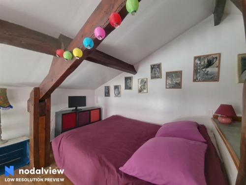 - une chambre avec un lit doté de draps violets et de ballons dans l'établissement Appartement Saintes-Maries-de-la-Mer, 2 pièces, 3 personnes - FR-1-475-116, à Saintes-Maries-de-la-Mer