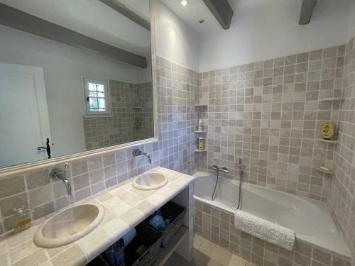 une salle de bain avec deux lavabos et une baignoire dans l'établissement Mas 3 chambres avec piscine, clim, Wi-Fi et tennis - FR-1-726-29, à La Croix-Valmer
