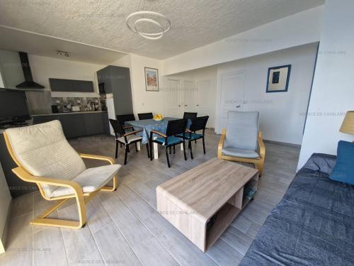un salon avec une table et des chaises dans l'établissement Appartement rénové 2 chambres avec clim, wifi, et parking à Cavalaire-sur-Mer - FR-1-100-308, à Cavalaire-sur-Mer