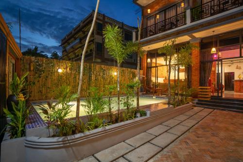 an exterior view of a house with a courtyard at Angkor Rithy Residence 2 in Phumĭ Réach Born (1)