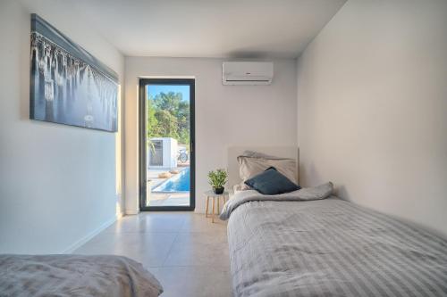 1 dormitorio con cama y vistas a la piscina en Holiday house Sunset Haven Estate en Sutivan