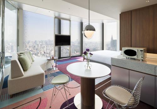 Télévision ou salle de divertissement dans l'établissement HOTEL GROOVE SHINJUKU, A PARKROYAL Hotel