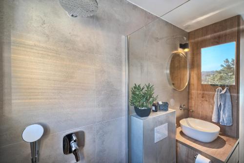 ein Badezimmer mit einem Waschbecken, einem WC und einem Spiegel in der Unterkunft Holiday house Sunset Haven Estate in Sutivan