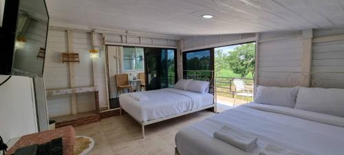 Postel nebo postele na pokoji v ubytování เขาเจ้าขา2(บ้านริมสระ)
