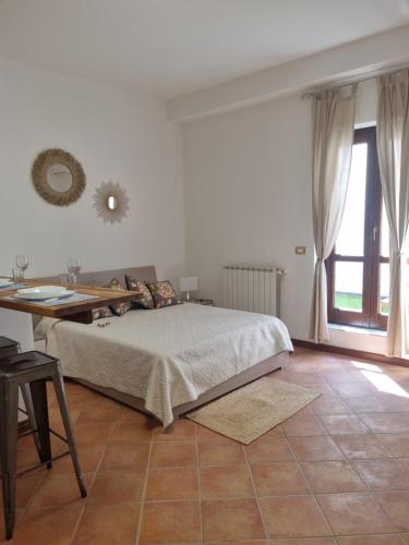 1 dormitorio con cama, mesa y ventana en Giardino Moreno, en Palermo