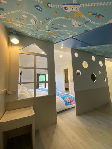 a childs bedroom with a bed and a ceiling at 南庄蔓森活Nan Juang Man Son Living in Nanzhuang