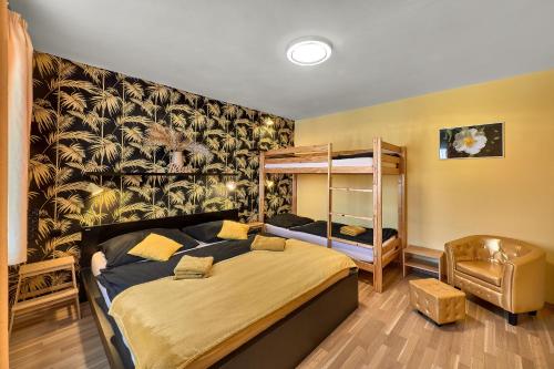 een slaapkamer met een bed en een stapelbed bij Penzion V Roklich & Apartmens V Roklich in Ricany