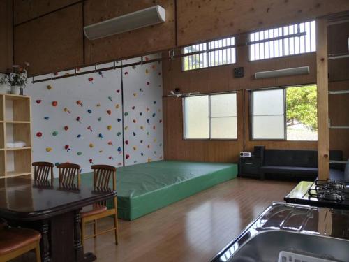 a room with a large green bed in a room at ボルダリング＆SPA-安吏樹リゾート修善寺ANNEX- in Izu