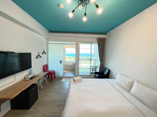 鵝鑾的住宿－享念海灣海景民宿，酒店客房,配有床和电视