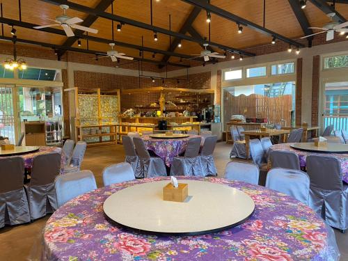 a large room with tables and chairs and tablesktop at 南庄蔓森活Nan Juang Man Son Living in Nanzhuang