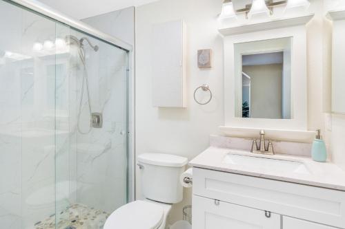 Koupelna v ubytování Juniper Coastal Home Charming Townhome close to the beach with updated interior and gas grill