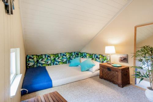 Posezení v ubytování Juniper Coastal Home Charming Townhome close to the beach with updated interior and gas grill