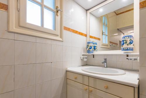 un bagno con lavandino e specchio di Yiolanda Pool Villa by "Elite" a Città di Zante