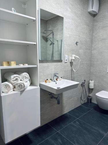 リーマジョフにあるANPELAの洗面台とトイレ付きのバスルーム