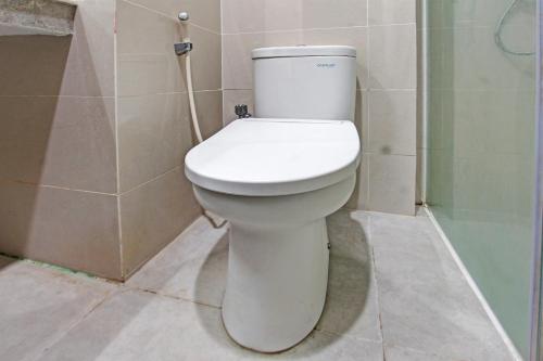 ein Badezimmer mit einem weißen WC in einer Kabine in der Unterkunft Capital O 92604 Hotel Uin Syariah Near Kampus UIN Mataram in Mataram