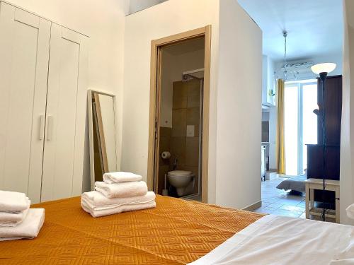 モノーポリにあるDimora Zia Giovanna - Puglia Mia Apartmentsのベッドルーム1室(タオル付)