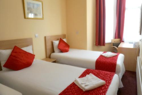 Ένα ή περισσότερα κρεβάτια σε δωμάτιο στο Lord Jim Hotel London Kensington