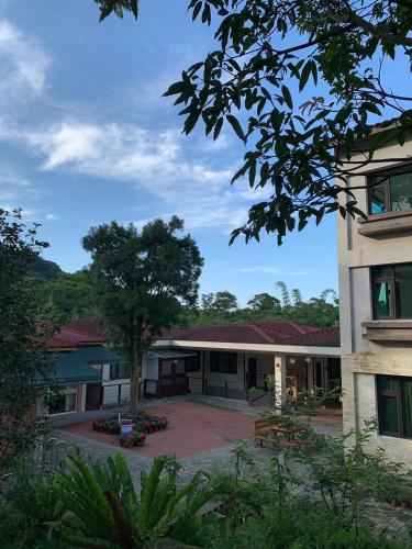 a view of the courtyard of a building at 南庄蔓森活Nan Juang Man Son Living in Nanzhuang