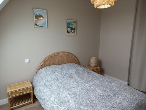 - une chambre avec un lit et 2 tables de chevet dans l'établissement Appartement Détente au Cœur du Cotentin, à Valognes