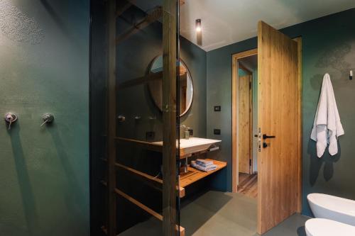 uma casa de banho com um chuveiro e um lavatório. em Max Green Forest Apartments em Siusi