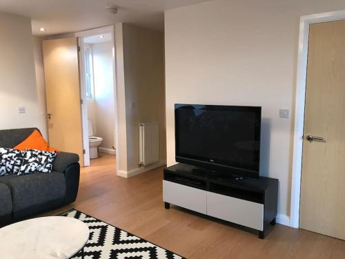 3-bedroom house - car parking - air conditioning photo 6