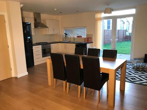 3-bedroom house - car parking - air conditioning photo 9
