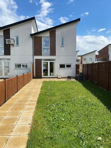 3-bedroom house - car parking - air conditioning photo 16