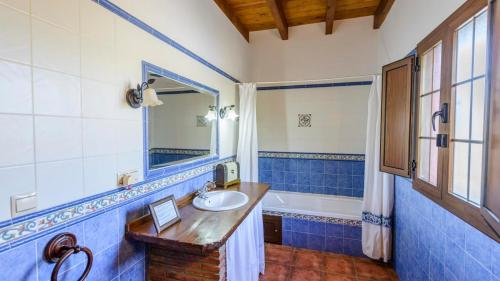Ett badrum på Casa Loma el Letrao Almogia by Ruralidays