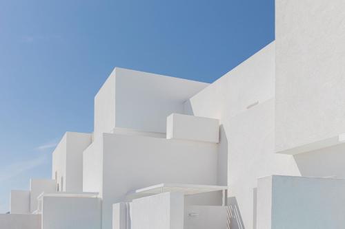 an image of a white building against a blue sky at Neo Suites in Fira