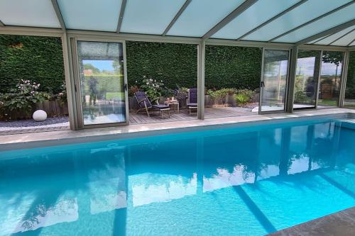 uma grande piscina numa casa em Villa 5*, mer à 3 mn, piscine intérieure à 28° em Gonneville-en-Auge