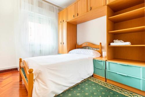 ein Schlafzimmer mit einem Bett und einem Bücherregal in der Unterkunft Apartamento Centro de Santander in Santander