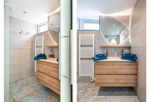 łazienka z 2 umywalkami i lustrem w obiekcie Het Tulpenkwartier w Apeldoorn