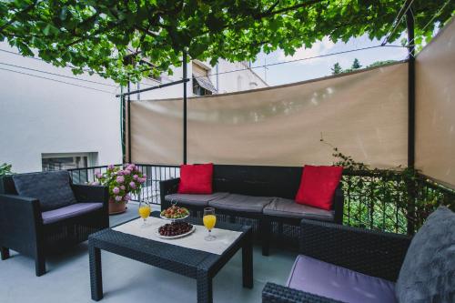 Marjan hill 3-BR apt,5 guests private garden near beach