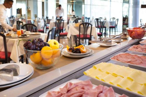 une ligne de buffet avec du fromage et des fruits exposés dans l'établissement SunLake Hotel, à Riva del Garda