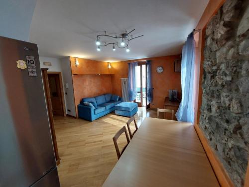 sala de estar con sofá azul y mesa en Appartamento Borgo Centro, en Borgo