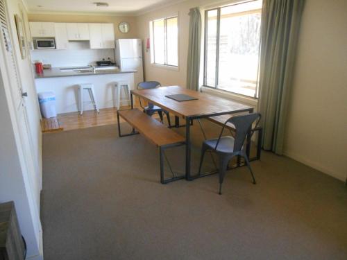 eine Küche und ein Esszimmer mit einem Tisch und Stühlen in der Unterkunft Shell Shack - Port Rickaby 