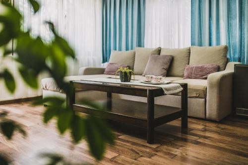 Marjan hill 3-BR apt,5 guests private garden near beach