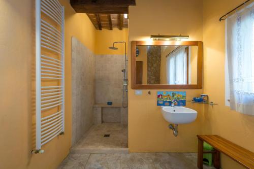 ein Bad mit einem Waschbecken und einem Spiegel in der Unterkunft La Stallina in Sant'Ermo