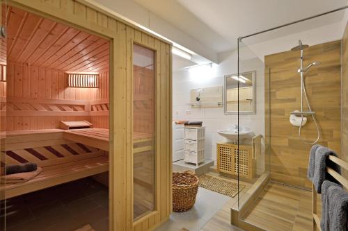 ein Bad mit einer Dusche und einem Waschbecken in der Unterkunft Ferienhaus Siglinde in Söll