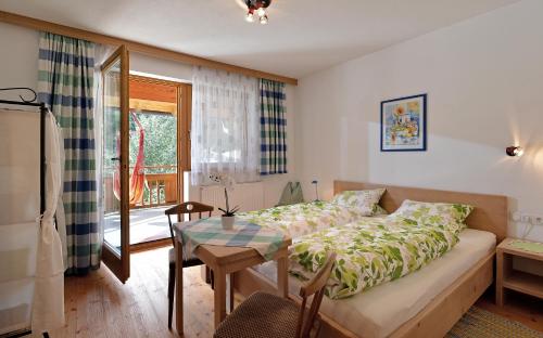 ein Wohnzimmer mit einem Bett und einem Tisch in der Unterkunft Ferienhaus Siglinde in Söll