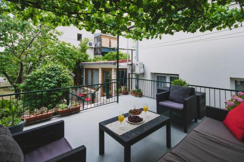 Marjan hill 3-BR apt,5 guests private garden near beach