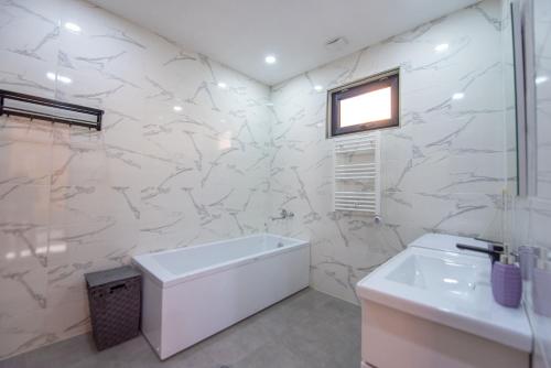 Ένα μπάνιο στο Incredibly cozy six-person villa with a private yard, mountain views, kitchen, bath and living room Svaneti Countryside 2