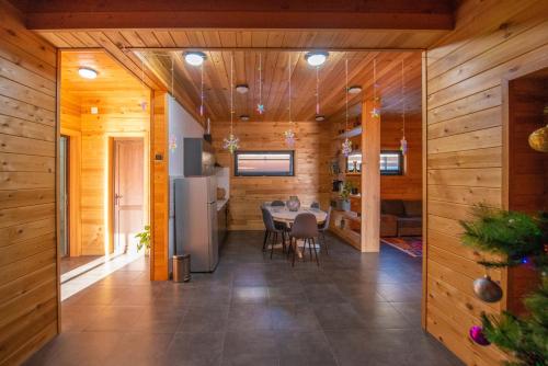 Η κουζίνα ή μικρή κουζίνα στο Incredibly cozy six-person villa with a private yard, mountain views, kitchen, bath and living room Svaneti Countryside 2