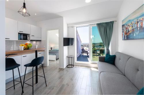 eine Küche und ein Wohnzimmer mit einem Sofa und einem Tisch in der Unterkunft Apartment Ivan in Dubrovnik