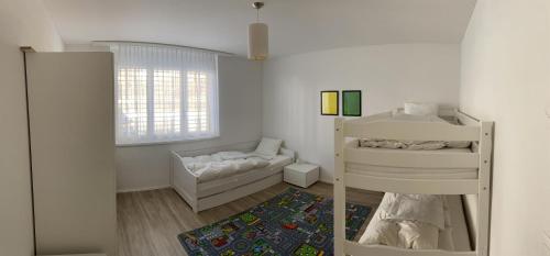 Habitación pequeña con litera y sofá en Casa a Suglegl en Savognin