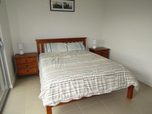 Una cama o camas en una habitación de The Shack - Sultana Point