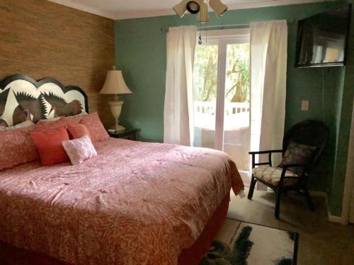 Postel nebo postele na pokoji v ubytování 502 Tarpon Pond Cottage