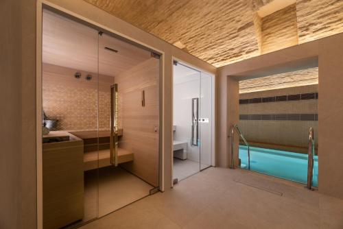 een badkamer met een douche, een wastafel en een bad bij Áurea Casa Palacio Sagasta by Eurostars Hotel Company in Cádiz