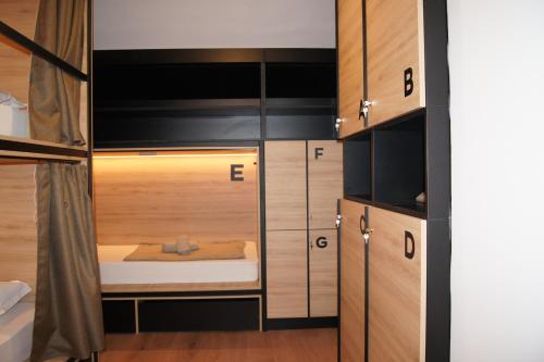Habitación pequeña con cama y algunos armarios en Hostel Stadion - Zadar, en Zadar