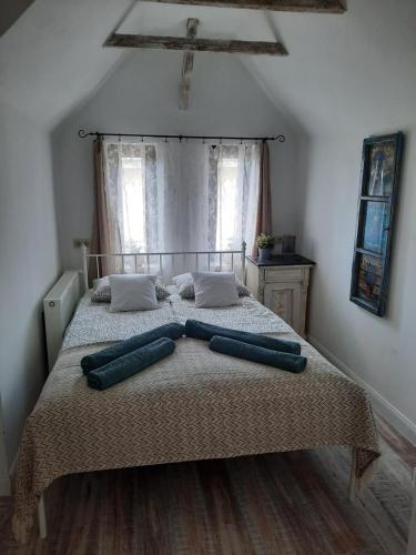 1 dormitorio con 1 cama con 2 almohadas azules en Kúria Apartman Budapest with free parking en Budapest